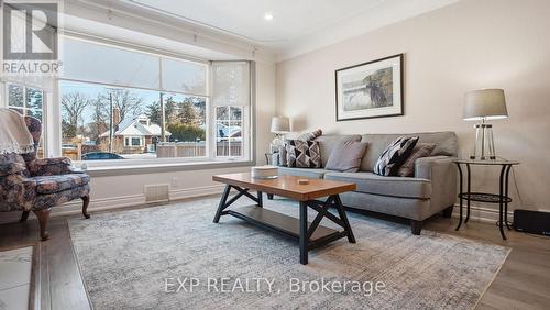 1032 Cedarwood Place, Burlington, ON - Indoor Photo Showing Living Room