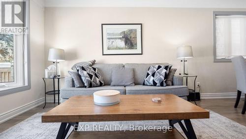 1032 Cedarwood Place, Burlington, ON - Indoor Photo Showing Living Room