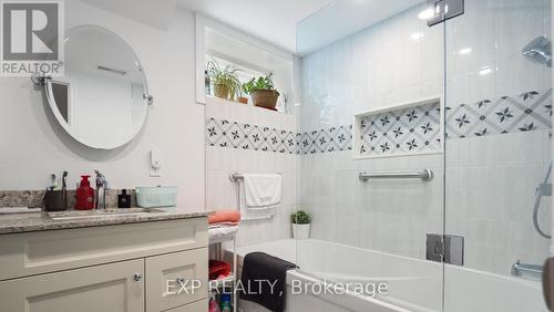 1032 Cedarwood Place, Burlington, ON - Indoor Photo Showing Bathroom