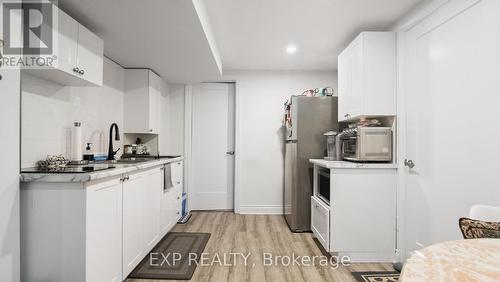 1032 Cedarwood Place, Burlington, ON - Indoor Photo Showing Kitchen