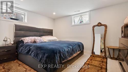 1032 Cedarwood Place, Burlington, ON - Indoor Photo Showing Bedroom