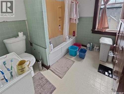 421 C Avenue S, Saskatoon, SK - Indoor Photo Showing Bathroom