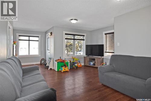334 Brownlee Avenue, Mclean, SK - Indoor Photo Showing Living Room