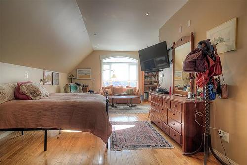 275 Roslyn Rd, Winnipeg, MB 