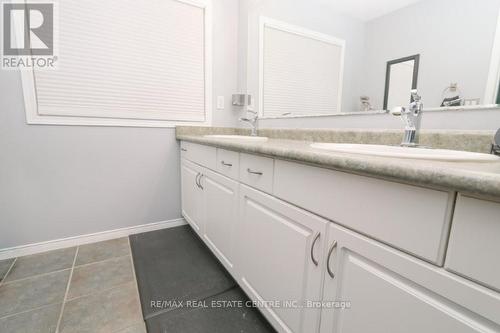 15 Gees Way, Cambridge, ON - Indoor Photo Showing Bathroom