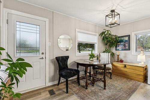 Salon - 2173 Route 303, Thorne, QC - Indoor