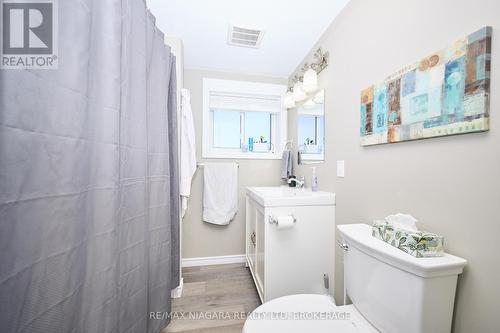 50 Chetwood Street, St. Catharines (Western Hill), ON - Indoor Photo Showing Bathroom