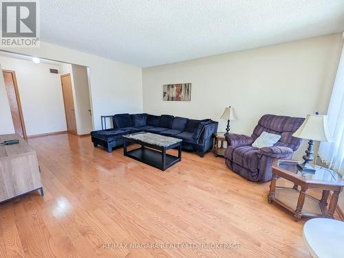 50 Chetwood Street, St. Catharines (Western Hill), ON - Indoor Photo Showing Living Room