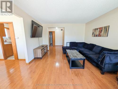 50 Chetwood Street, St. Catharines (Western Hill), ON - Indoor Photo Showing Living Room