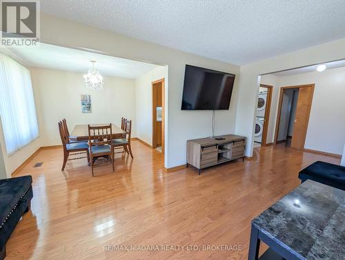 50 Chetwood Street, St. Catharines (Western Hill), ON - Indoor Photo Showing Living Room
