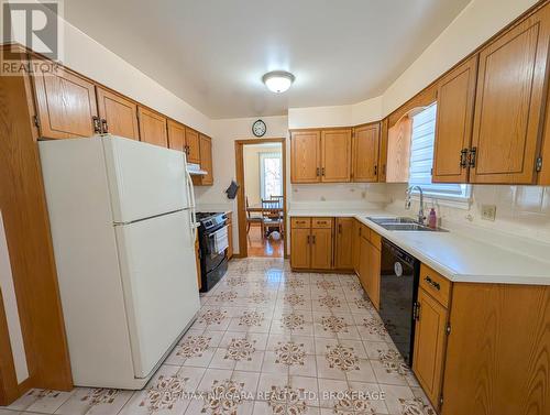 50 Chetwood Street, St. Catharines (Western Hill), ON - Indoor Photo Showing Kitchen With Double Sink