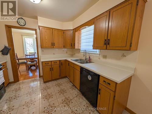 50 Chetwood Street, St. Catharines (Western Hill), ON - Indoor Photo Showing Kitchen With Double Sink