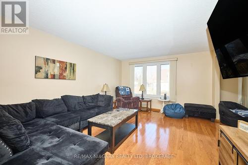 50 Chetwood Street, St. Catharines (Western Hill), ON - Indoor Photo Showing Living Room