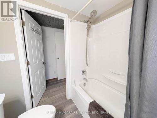50 Chetwood Street, St. Catharines (Western Hill), ON - Indoor Photo Showing Bathroom