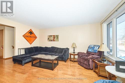 50 Chetwood Street, St. Catharines (Western Hill), ON - Indoor Photo Showing Living Room