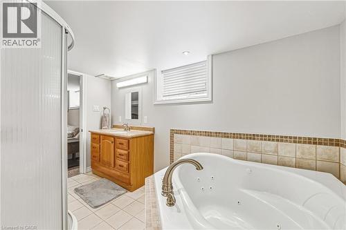 165 E 38Th Street, Hamilton, ON - Indoor Photo Showing Bathroom
