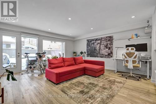 32 Sims Avenue, Ottawa, ON - Indoor Photo Showing Living Room