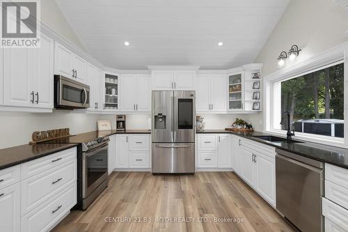 8109 93 Highway, Tiny, ON - Indoor Photo Showing Kitchen With Upgraded Kitchen