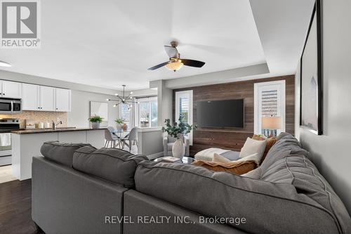 2286 Seton Crescent, Burlington, ON - Indoor Photo Showing Living Room