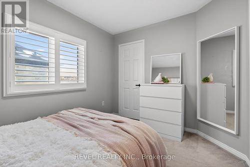 2286 Seton Crescent, Burlington, ON - Indoor Photo Showing Bedroom