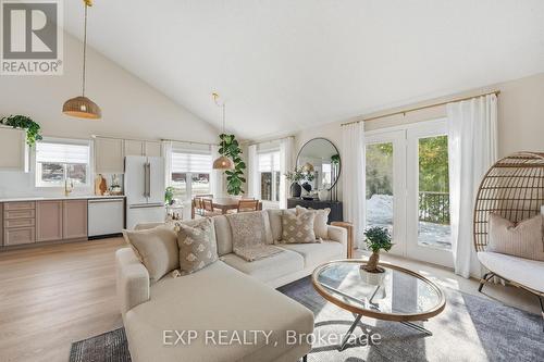 1 - 19 Bartlett Avenue, Grimsby, ON - Indoor Photo Showing Living Room