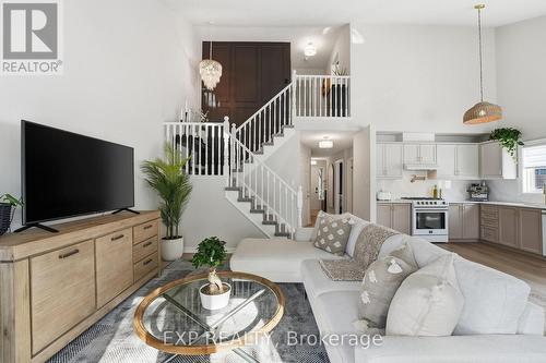 1 - 19 Bartlett Avenue, Grimsby, ON - Indoor Photo Showing Living Room