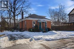 60 PARK Street W  Dundas, ON L9H 1X2