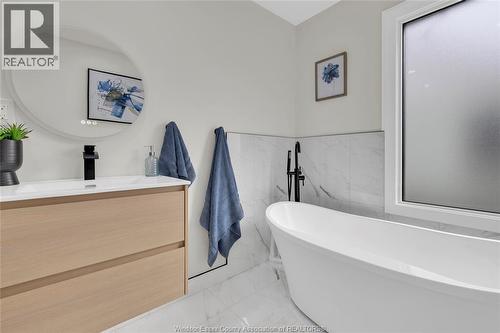 2351 Elsmere, Windsor, ON - Indoor Photo Showing Bathroom