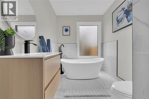 2351 Elsmere, Windsor, ON - Indoor Photo Showing Bathroom