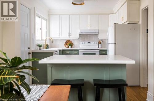 100 Graham Avenue S, Hamilton, ON - Indoor Photo Showing Kitchen