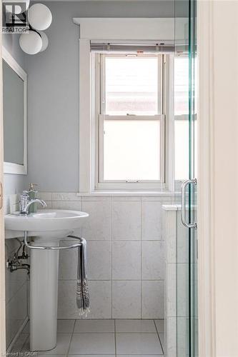 100 Graham Avenue S, Hamilton, ON - Indoor Photo Showing Bathroom