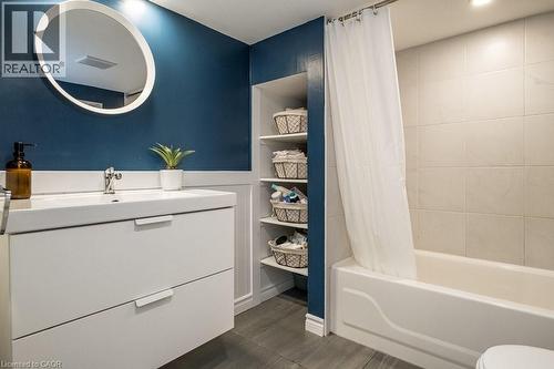 100 Graham Avenue S, Hamilton, ON - Indoor Photo Showing Bathroom