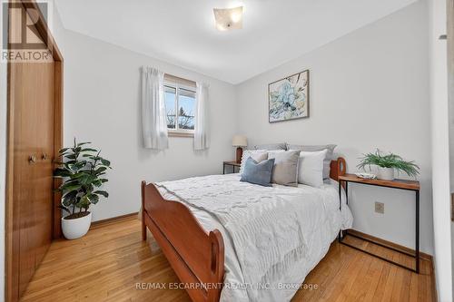 5 Mountbatten Drive, Hamilton, ON - Indoor Photo Showing Bedroom