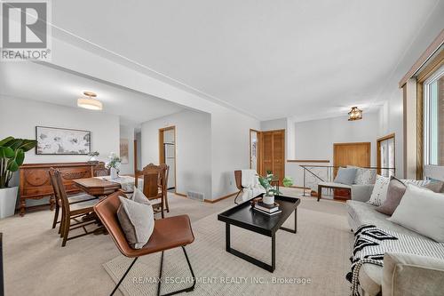 5 Mountbatten Drive, Hamilton, ON - Indoor Photo Showing Living Room