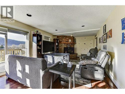 9810 Venables Drive, Coldstream, BC - Indoor Photo Showing Living Room