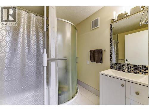 9810 Venables Drive, Coldstream, BC - Indoor Photo Showing Bathroom