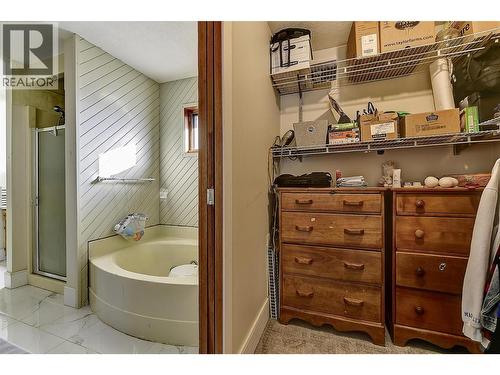9810 Venables Drive, Coldstream, BC - Indoor Photo Showing Bathroom
