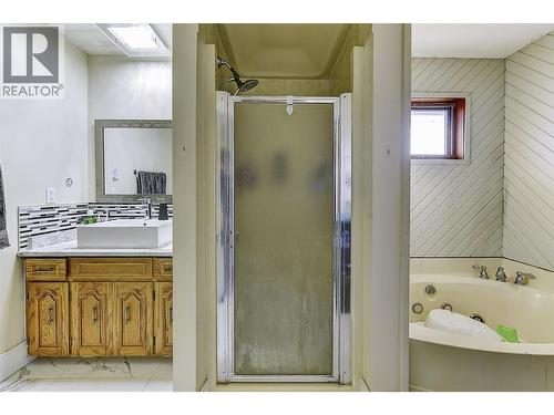 9810 Venables Drive, Coldstream, BC - Indoor Photo Showing Bathroom