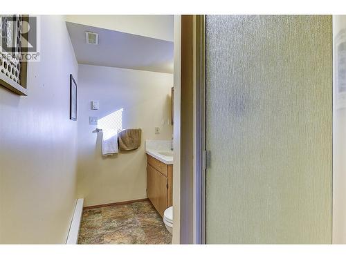 9810 Venables Drive, Coldstream, BC - Indoor Photo Showing Bathroom