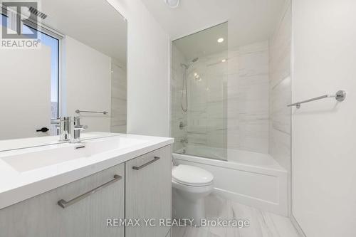 3910 - 28 Interchange Way, Vaughan, ON - Indoor Photo Showing Bathroom