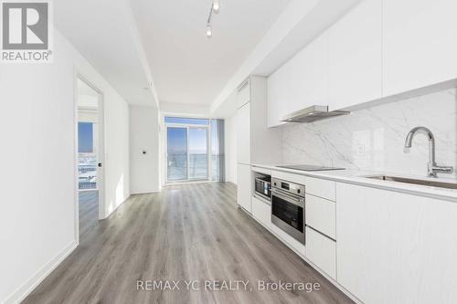 3910 - 28 Interchange Way, Vaughan, ON - Indoor Photo Showing Kitchen