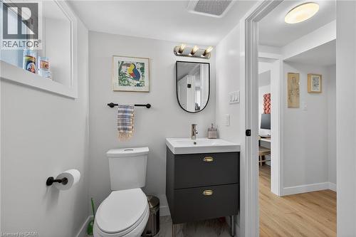 280 Thayer Avenue, Hamilton, ON - Indoor Photo Showing Bathroom