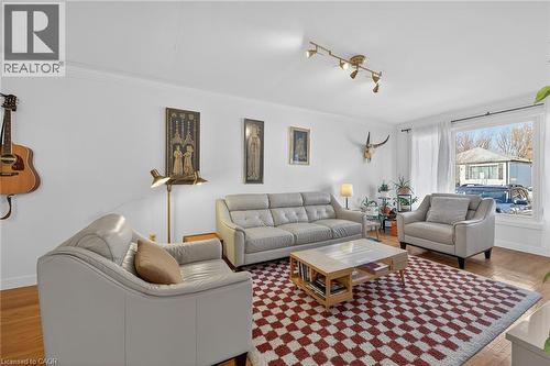 280 Thayer Avenue, Hamilton, ON - Indoor Photo Showing Living Room