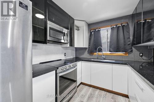 3783 Morning Star Drive, Mississauga, ON - Indoor Photo Showing Kitchen With Upgraded Kitchen