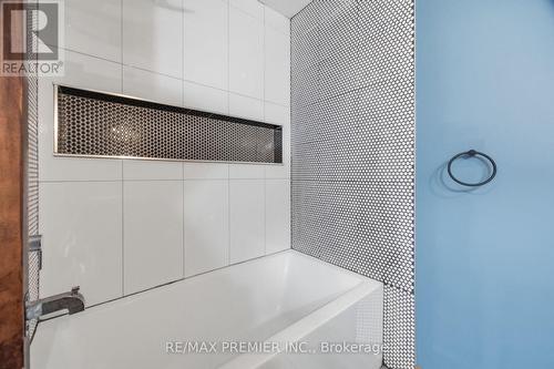 3783 Morning Star Drive, Mississauga, ON - Indoor Photo Showing Bathroom