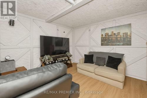 3783 Morning Star Drive, Mississauga, ON - Indoor Photo Showing Living Room
