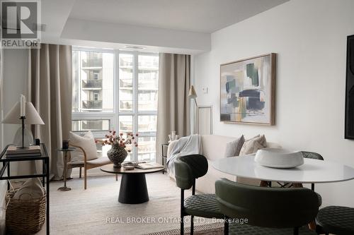 704 - 900 MOUNT PLEASANT ROAD  Toronto, ON M4P 3J9