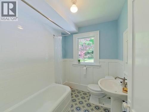 6237 Lund, Powell River, BC - Indoor Photo Showing Bathroom