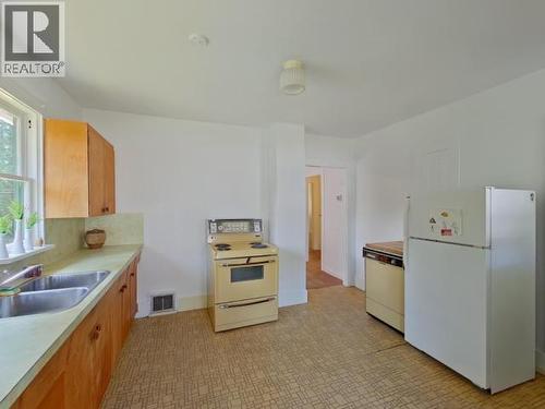 6237 Lund, Powell River, BC - Indoor Photo Showing Kitchen With Double Sink