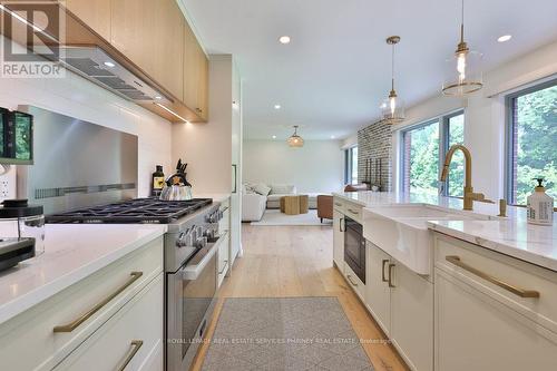 1355 Gatehouse Drive, Mississauga, ON - Indoor Photo Showing Kitchen With Upgraded Kitchen